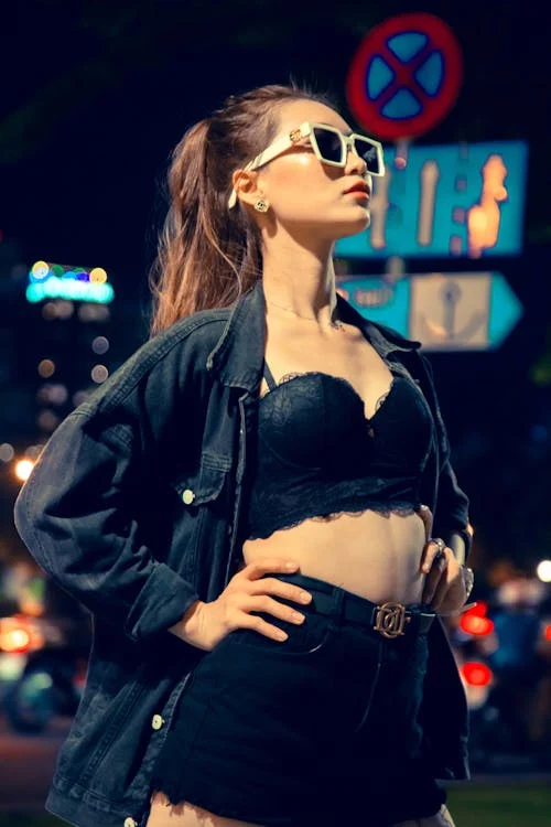Look com Short Jeans para Noite: 16 Inspirações para se Vestir Bem