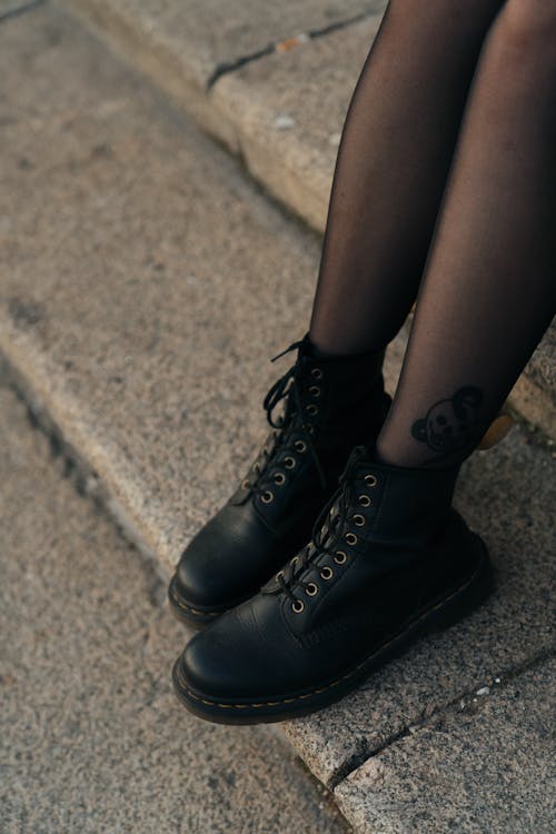 16 Ideias de Look com Saia de Couro e Meia Calça