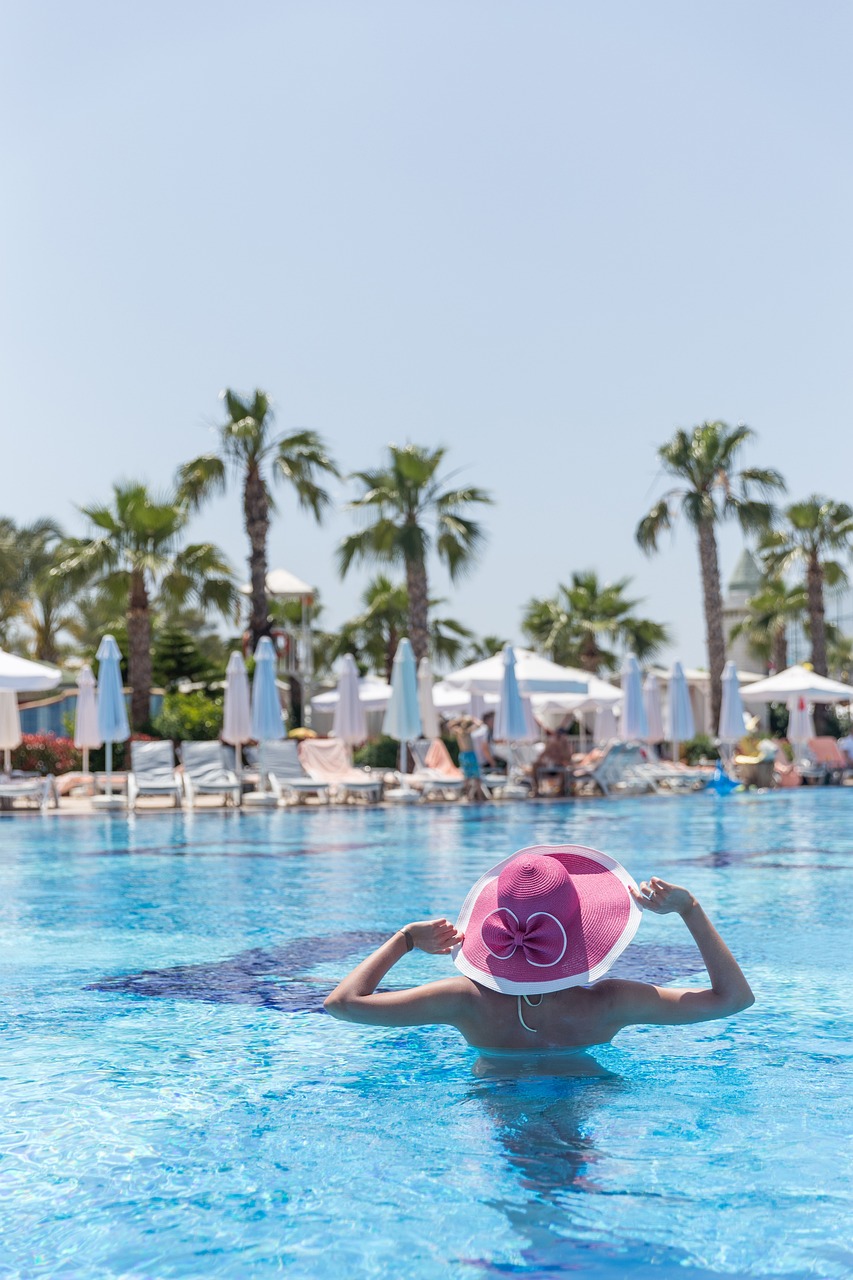 6 Ideias de Look para Festa na Piscina | Últimas Tendências